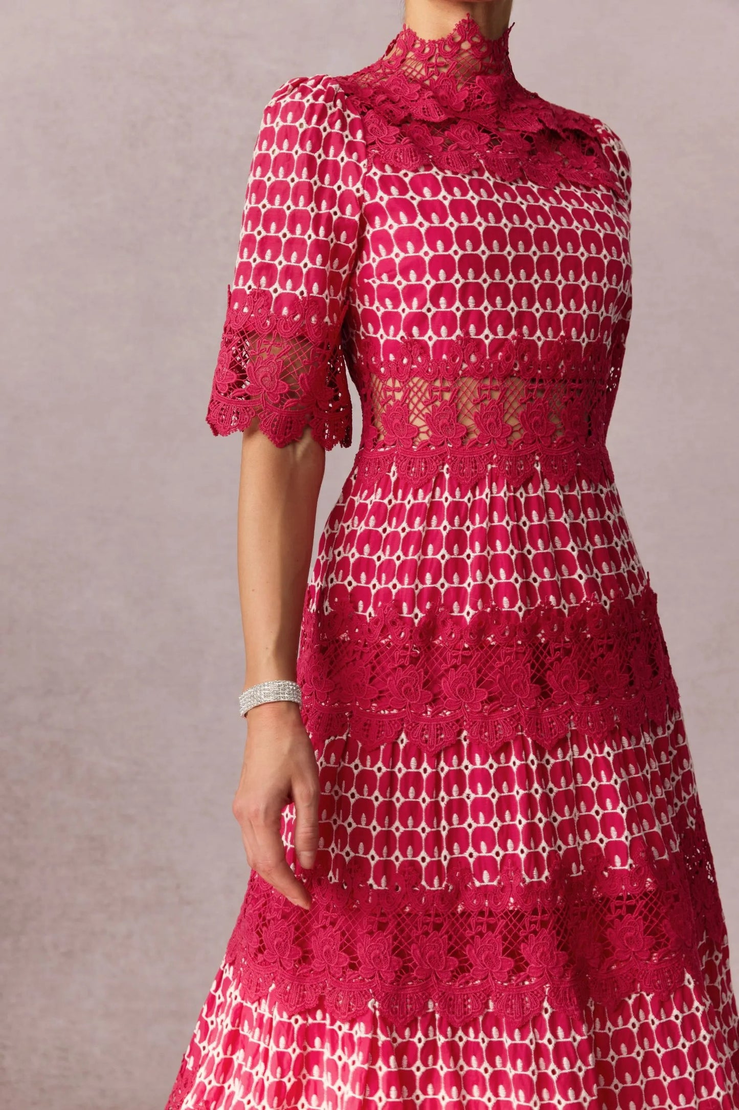 Pralina™ | Besticktes Midi-Kleid mit Kurzen Ärmeln