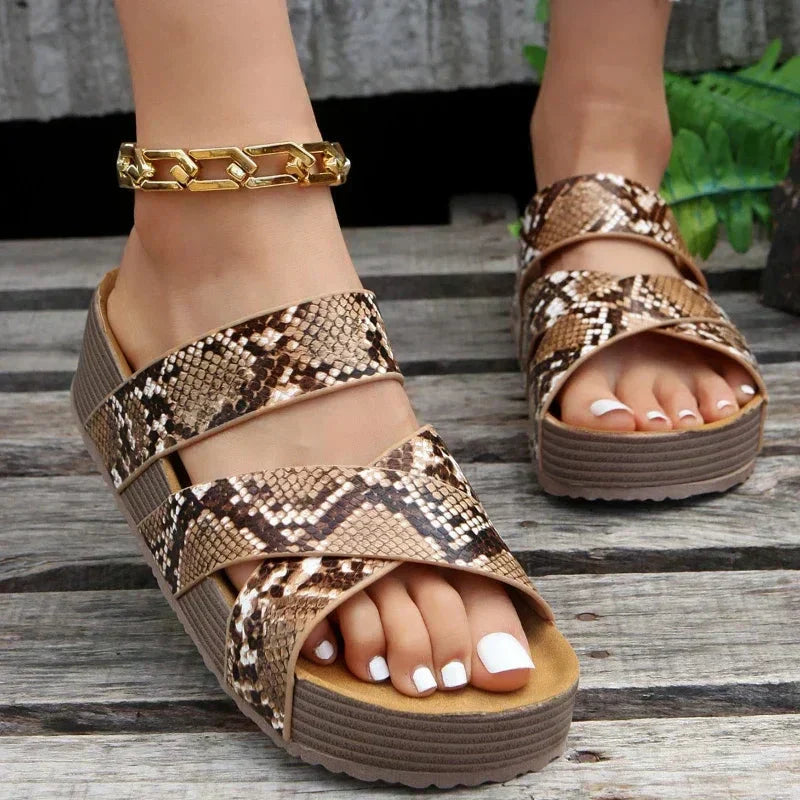 Klara™ | Lässige Keilsandalen