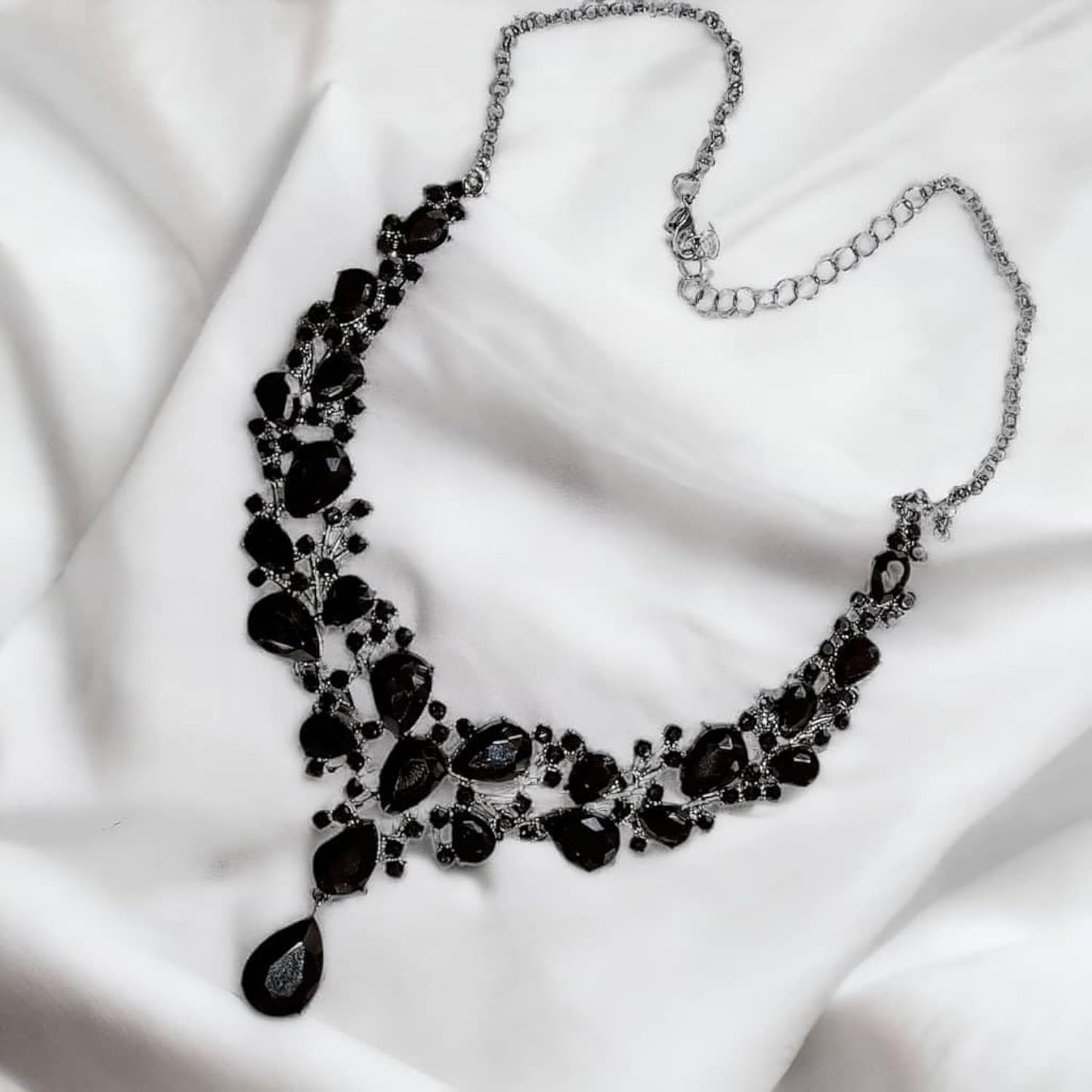 Schwarzes Zink Halsketten- und Ohrring-Set
