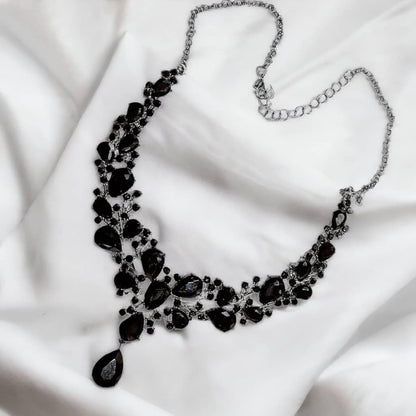 Schwarzes Zink Halsketten- und Ohrring-Set